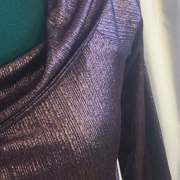 Ribbed material metallic thread top with 3/4 length sleeves in large - Picture 5 of 11